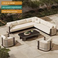 Grand canapé d'extérieur en teck et aluminium, durable et personnalisable, pour projets hôteliers, canapé d'angle en forme de L pour l'extérieur