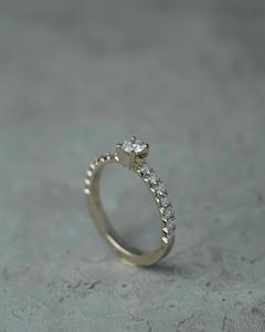 Bague de fiançailles Moissanite coupe ronde de 5mm | Demi-bande d'éternité avec pierres latérales | OEM de bijoux fins de mariage de mariée en or ou en argent - Product Image 2