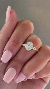 Trilogía ovalada de oro blanco sólido de 14 quilates de diseño lujoso con diamantes redondos y de laboratorio de pera Anillos De Compromiso tachonados para ella al por mayor - Product Image 6