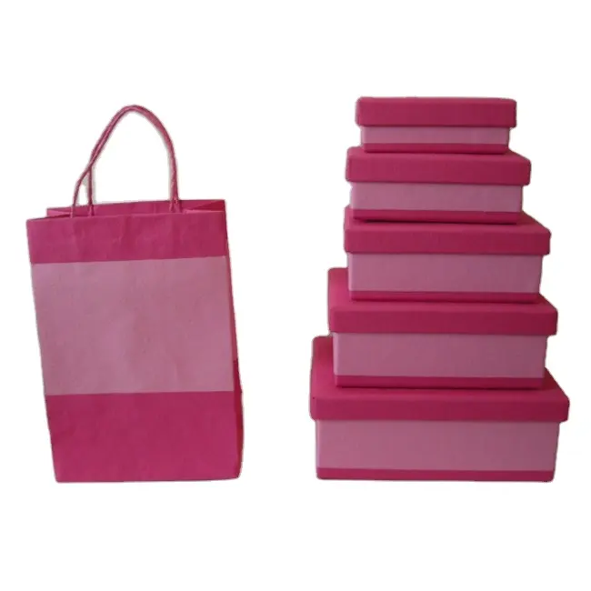 กล่องของขวัญผ้าฝ้ายสีชมพูสีทึบทำด้วยมือจากผ้าคอตตอนรีไซเคิลแบบธรรมดา