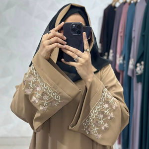 Abayas élégantes et modestes brodées à la main pour femmes, vêtements et accessoires musulmans traditionnels - Product Image 1