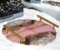 Plateau de service artisanal en résine rose, taille personnalisée, avec poignées, peint à la main, écologique, traditionnel, décoratif, motif géode, pour le petit-déjeuner