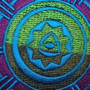 Insignias bordadas con logotipo personalizado al por mayor, nuevo diseño bordado a mano, insignias de tela para planchar, precio de fábrica OEM disponible - Product Image 2