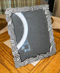 Cadre photo en métal artisanal élégant offrant un attrait visuel unique pour les espaces de vie contemporains et élégants - Product Image 1