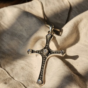 Elegante colgante de cruz de plata con piedra lunar, amuleto cristiano religioso único para el mejor regalo de Navidad - Product Image 4