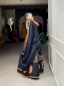 Lehenga choli ผ้าฝ้ายแท้หลากหลายชนิดใหม่พร้อมพิมพ์ลายและ gamthi ทำงาน - Product Image 4