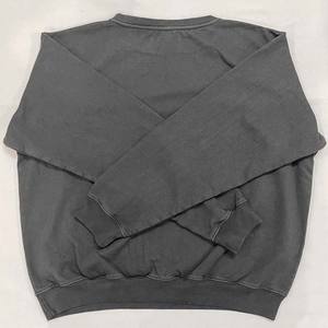 เสื้อสเวตเตอร์คอตตอนขนแกะแบบสวมหัวเสื้อสเวตเตอร์ปักโลโก้เสื้อกันหนาวสีเทาแขนยาวโอเวอร์ไซส์ - Product Image 2