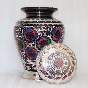 Urne de crémation en laiton de meilleure qualité, motif floral indien sculpté pour le stockage des cendres, fournitures funéraires faites à la main - Product Image 3