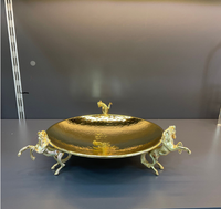 Support à gâteau en métal artisanal martelé, décoratif, écologique, fait main, style antique unique, pour mariages