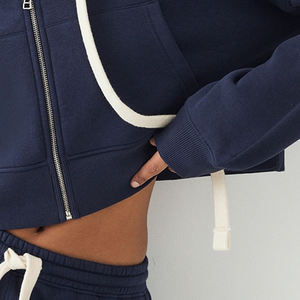 เสื้อฮู้ดผ้าฟลีซสีพื้นสำหรับผู้หญิง สวมใส่สบายในฤดูหนาว เหมาะสำหรับใส่ในชีวิตประจำวัน ราคาถูก คุณภาพสูง บริการ OEM ออกแบบสำหรับผู้ซื้อขายส่ง สไตล์ลำลอง - Product Image 4