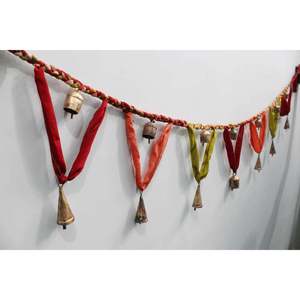 Guirlande de clochettes artisanale de 1,5 mètre sur le thème bohème pour la décoration de fêtes intérieures et extérieures, pour jardin, patio et autres espaces - Product Image 3
