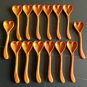 Vente en gros Ustensiles de service en bois sculpté Structure de support en acacia Salades Bols à fruits Tasses Fourchettes Poignées de cuillère sculptées - Product Image 1