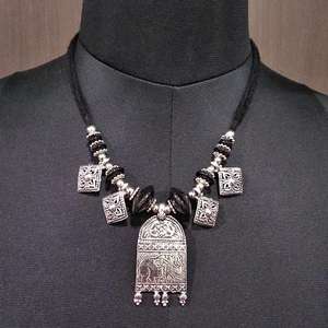 Jeweljunk 1112902B Collar de Gargantilla de cadenas finas chapadas en rodio con cuentas negras - Product Image 1