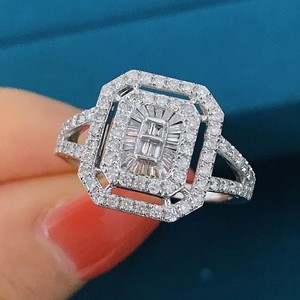 Bague de fiançailles personnalisée en or blanc 14K avec diamant de laboratoire taille baguette bagues fines en diamant de laboratoire pour femmes - Product Image 2