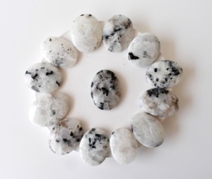 Proveedor Principal de Piedras de la Luna Arcoíris, Piedras de Cristal Ovaladas para el Pulgar, Piedras de Chakra - Product Image 1