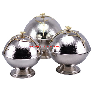 Ensemble de trois casseroles à double paroi Casserole design finie argent Chauffe-plats de table de forme ronde en métal de luxe - Product Image 3