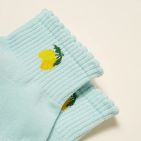 Chaussettes de Pilates pour femmes à motif jacquard de fruits mignons, avec revers décoratifs, mini chaussettes à grip respirantes et durables pour studios de Reformer
