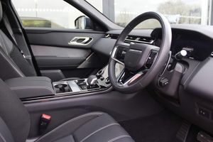 Range Rover Velar 2022 Super Propre, SUV Turbo Automatique en Cuir Noir, Essence, R20, Conduite à Droite (RHD) avec Caméra 360°, Disponible à la Vente - Product Image 2