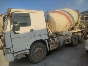 Sinotruk HOWO รถผสมคอนกรีตใช้แล้ว10ล้อ6x4ที่มีมอเตอร์ปั๊มความจุ10m3และส่วนประกอบหลักของเครื่องยนต์ - Product Image 2