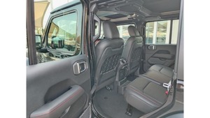 Nuevo Jeep Wrangler TRD Off-Road Pickup 2023, Negro, Cuero Claro, R21 Turbo, Volante a la Izquierda, Motor de Gasolina V4 de 2.0L, Transmisión Automática - Product Image 2