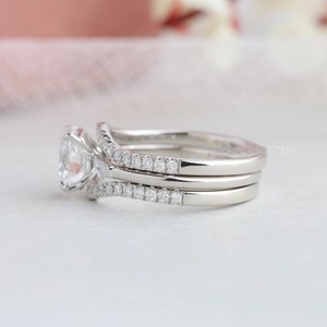 Ensemble de bagues de mariage personnalisées en or blanc massif avec trois pierres rondes incurvées bagues en diamant faites à la main bagues de bijoux unisexes - Product Image 4