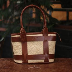 Bolso clásico tejido a mano de la mejor calidad de Indonesia, Marco De cuero Marrón castaño rico, correas de doble ASA, forro de cuero genuino - Product Image 1