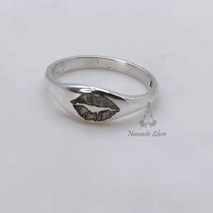 Anillo de Labios 'Beso Susurrante' de Plata de Ley Hecho a Mano, Anillo de Promesa Grabado con Diseño 'Beso' Delicado para Amor Romántico - Product Image 1