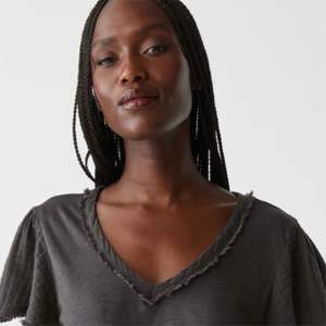 Camiseta de algodón con cuello en Supima V para mujer suave y cómoda, perfecta para capas, disponible en tonos neutros y pastel - Product Image 5