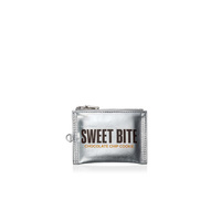 [CHARME] Porte-clés Sweet Bite au design carré élégant avec une construction en PU durable, impression numérique, porte-clés personnalisé pour une utilisation promotionnelle