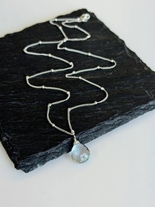 จี้รูปหยดน้ำสีฟ้าอควอมารีนพร้อมสร้อยคอแบบ Satellite Chain ดีไซน์เรียบหรู เงินแท้ 925 ประดับพลอยประจำเดือนมีนาคม เรืองแสงอย่างเป็นธรรมชาติ - Product Image 2