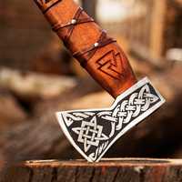 Hache en acier à haute teneur en carbone personnalisée faite à la main avec hachette sculptée à la main, haches viking de qualité industrielle pour l'extérieur avec étui en cuir fin