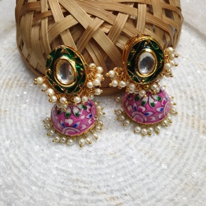 Boucles d'oreilles Jhumki Kundan peintes à la main vert rose à la mode Styles de cerceau et de goujon en acier inoxydable glands en laiton pour les fêtes ethniques - Product Image 2