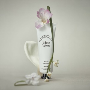 Crema de Manos Hidratante Floral Daily Comma Belle De Parfum 50ml con Ingredientes de Manzanilla, Aguacate, Rosa y Cereza, Nutritiva - Product Image 1