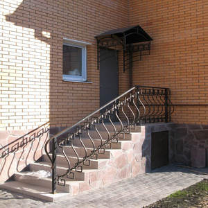 Rampe de balcon personnalisée en fer massif avec motifs de défilement d'inspiration européenne et finition artisanale régionale pour l'extérieur - Product Image 4