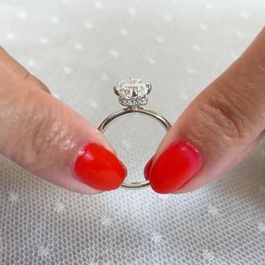 Anillo de Compromiso con Diamante de Laboratorio de 2.65ct, Corte Cojín, con Halo Oculto, Certificado IGI, en Oro y Platino - Product Image 2