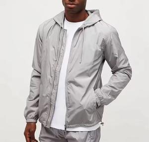 Costume coupe-vent gris réfléchissant pour hommes Ensemble de vêtements de sport de style de rue Survêtement personnalisé imperméable Survêtement élégant pour hommes 2025 - Product Image 5