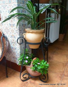 Soporte de maceta de metal con diseño de herraje floral Vintage para colocación en esquina o decoración de mesa central en cualquier hogar - Product Image 5