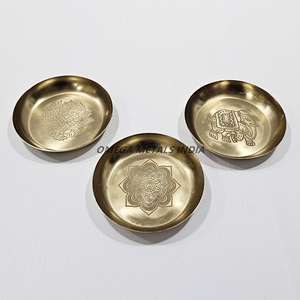 Collection unique de plateaux dorés avec différentes tailles et textures, idéale pour servir des amuse-gueules et ajouter du glamour aux événements - Product Image 6
