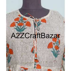 Robe moulante mi-longue à manches longues et col en V en coton imprimé floral multicolore avec tissu lavable et logo au dos - Product Image 2