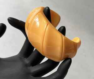 Brazalete de resina de diseño de alta calidad y último diseño Trending Fashion Vintage Women Smooth Large Round Shape by Crescent Crafts - Product Image 1