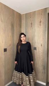 Dernière tenue de créateur en soie romaine avec travail de séquence de broderie, robe pour femme, exportateur de mode, fournisseur de Surat au prix le plus bas - Product Image 4