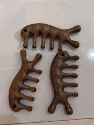 PEINE DE MADERA ARTESANAL CON PROPIEDADES DE HOJA DE CATAPPA NATURAL - Product Image 6