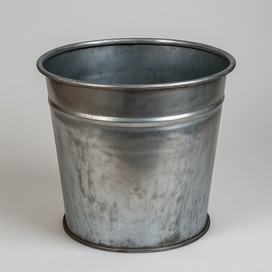 Jardinière Vintage Galvanisée avec Artisanat Traditionnel Mélangeant Parfaitement Appel Ferme Rustique Avec Maison Élégante - Product Image 1