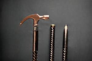 Bastón de caminar con mango de martillo sólido y bastón espiral de madera con acabado antiguo de cobre, único - Product Image 4
