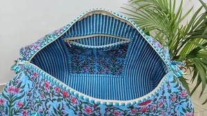 Sacs de voyage en coton matelassé à fleurs bleues indiennes Fermeture à glissière Grande capacité Durable Luxe Sport Week-end Voyage Femme - Product Image 3