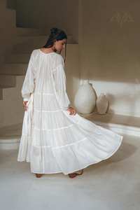 Robe maxi en coton bohème blanche à volants avec manches longues, boutons sur le devant, teinture unie, taille naturelle, écologique, lavable pour femmes - Product Image 5