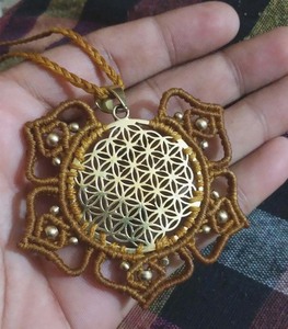 Collier en macramé avec fleur en laiton, pendentif circulaire en fil brun, réglable, style bohème, fait main, bijou statement - Product Image 1