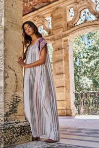 Robe maxi bohème blanche avec col en perles colorées faites à la main - Product Image 3