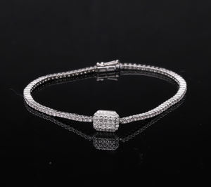Bracelet luxueux en or blanc 14 carats avec diamants naturels, pièce maîtresse de baril pavé audacieux pour des occasions élégantes - Product Image 1