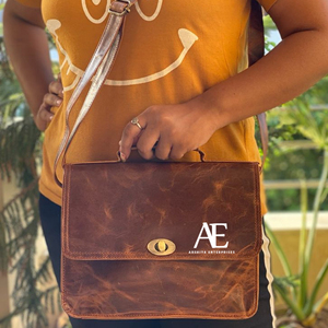 Sac à main en cuir véritable marron fait à la main, sac à bandoulière Hippie en cuir, petit sac à main de bureau - Product Image 1